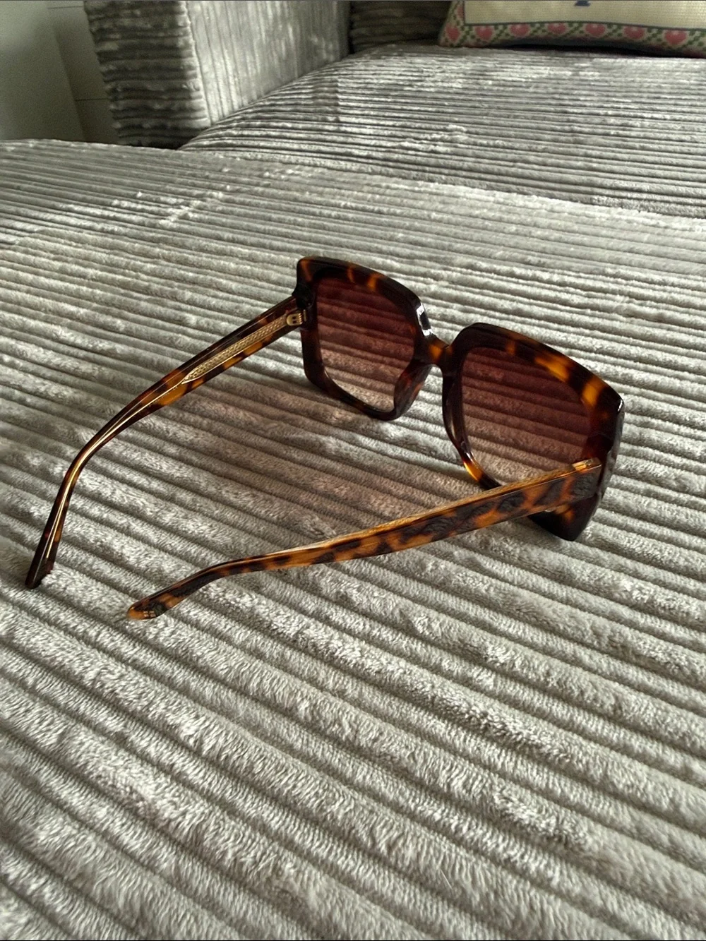Diff Eyewear Tortoise Shell Frame with Brown Gradient Lenses - Picture 4 of 4